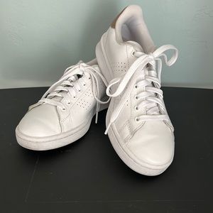 White Adidas sneakers with back gold detail